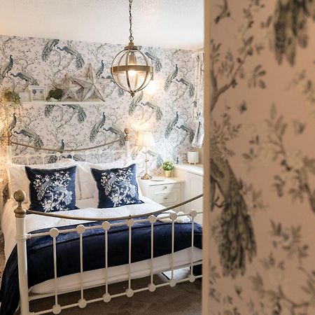 Peacock Room At Field View Cottage Eccleston  Kültér fotó